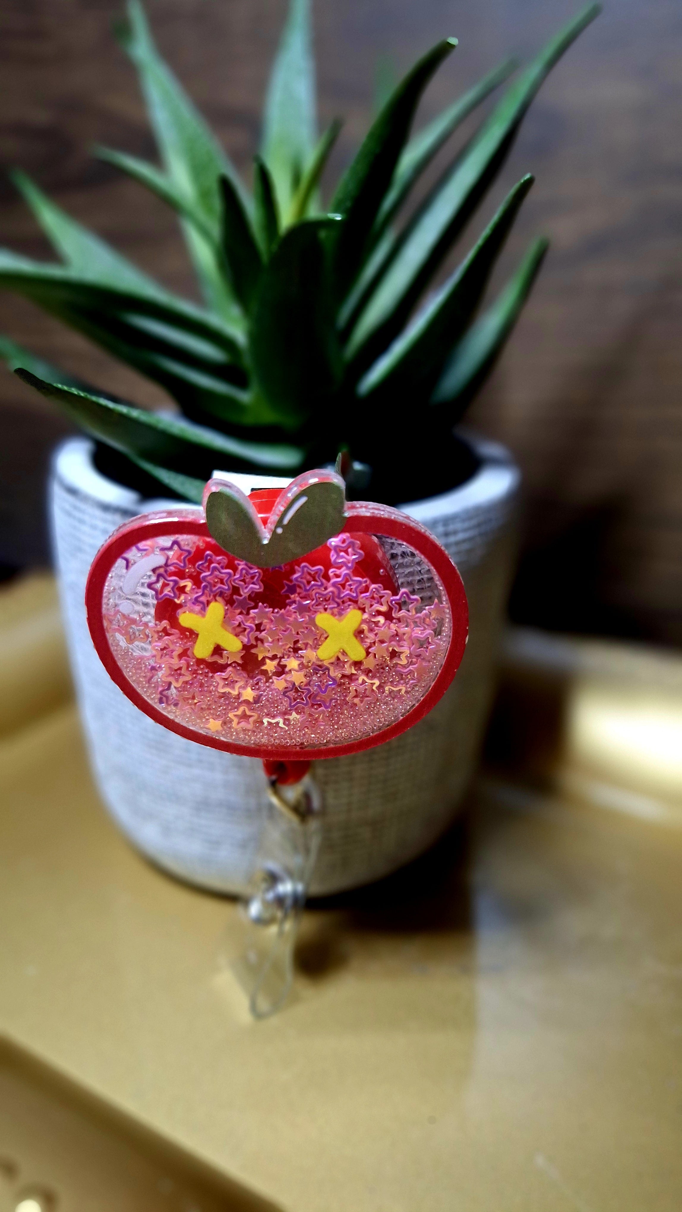 Juicy Apple (Badge Reel/Shaker)