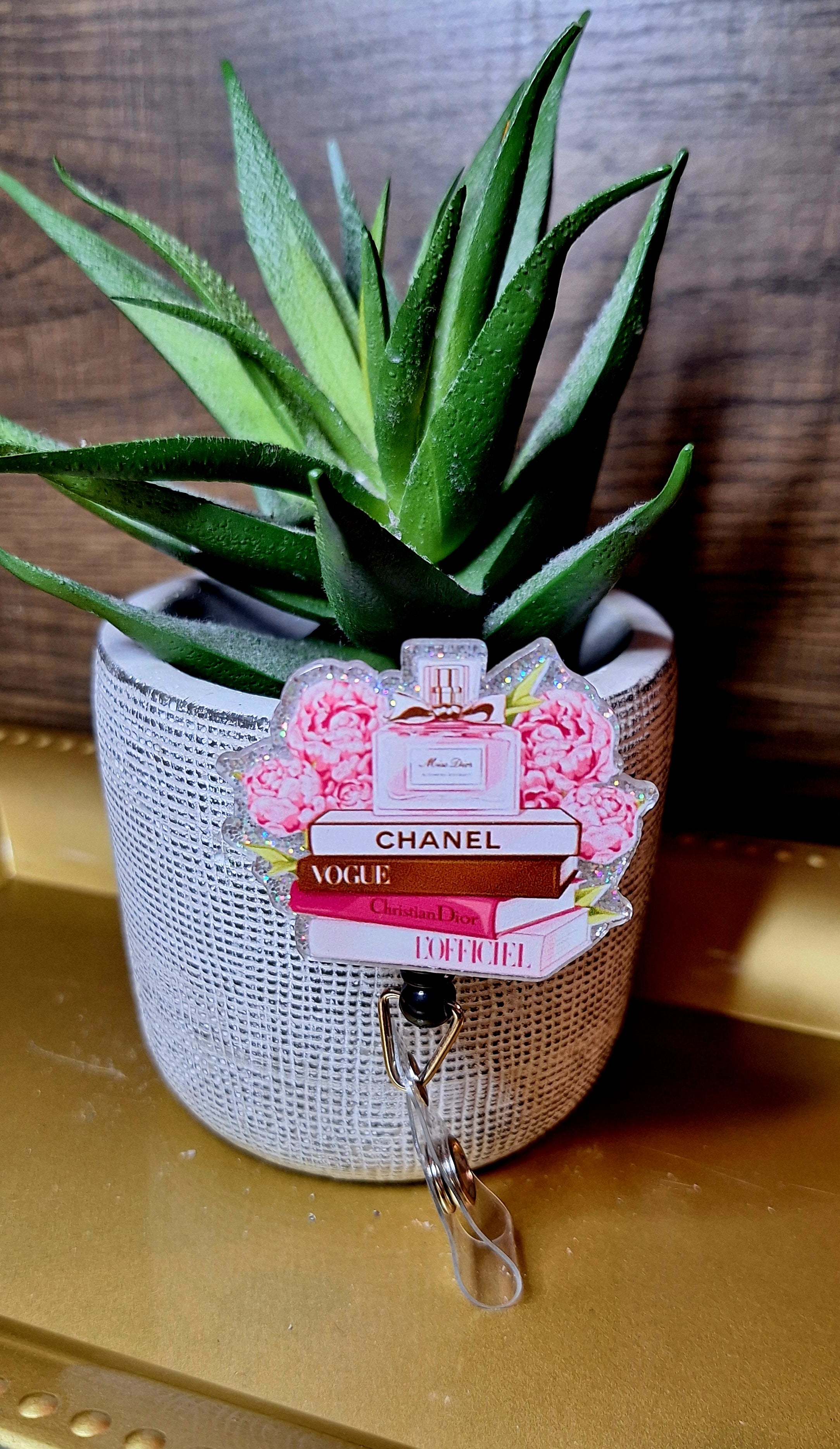 Chanel, Vogue, Christian Dior, L'officiel (Badge Reel)